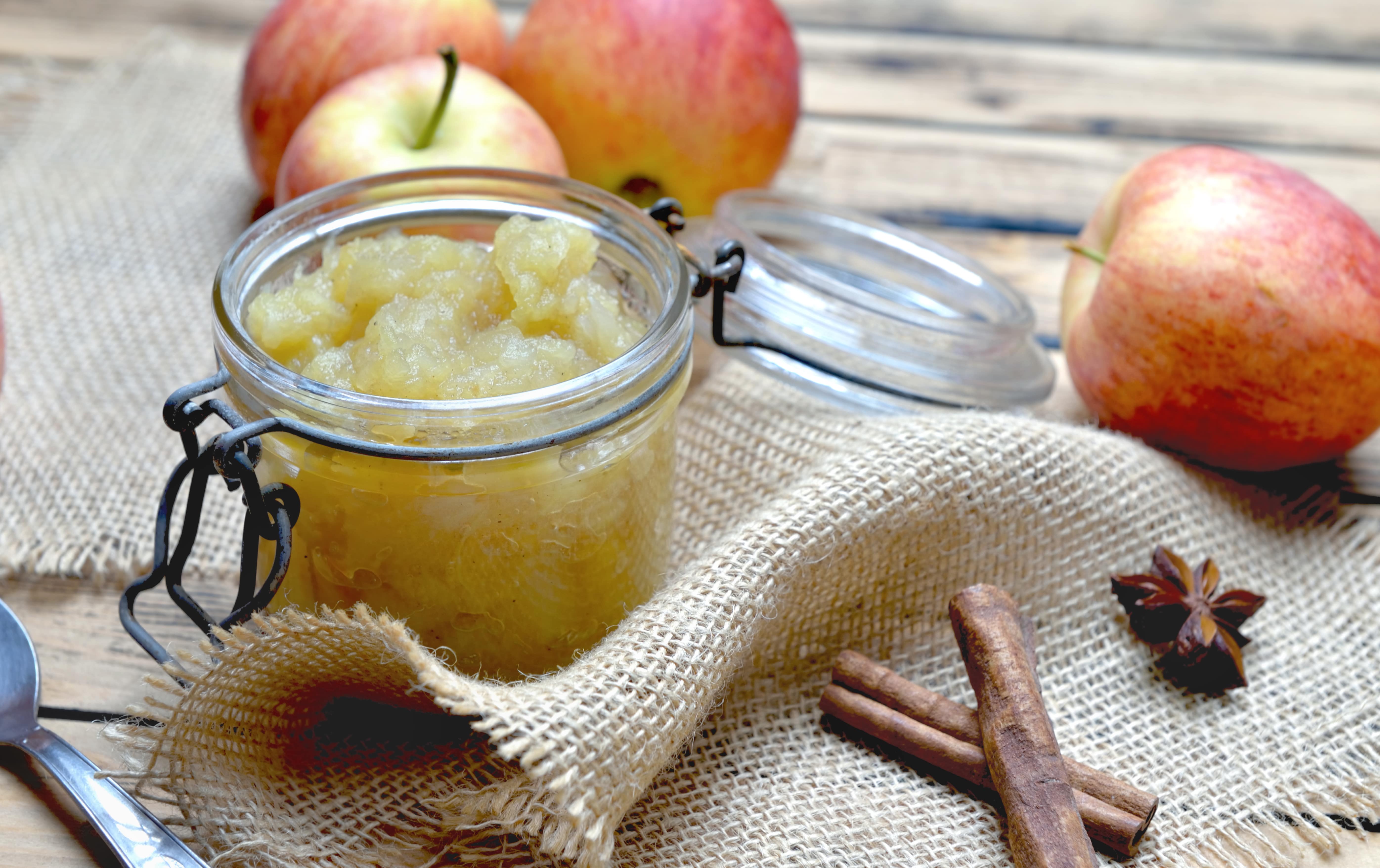 Compota de manzana bañada con té: fácil y saludable