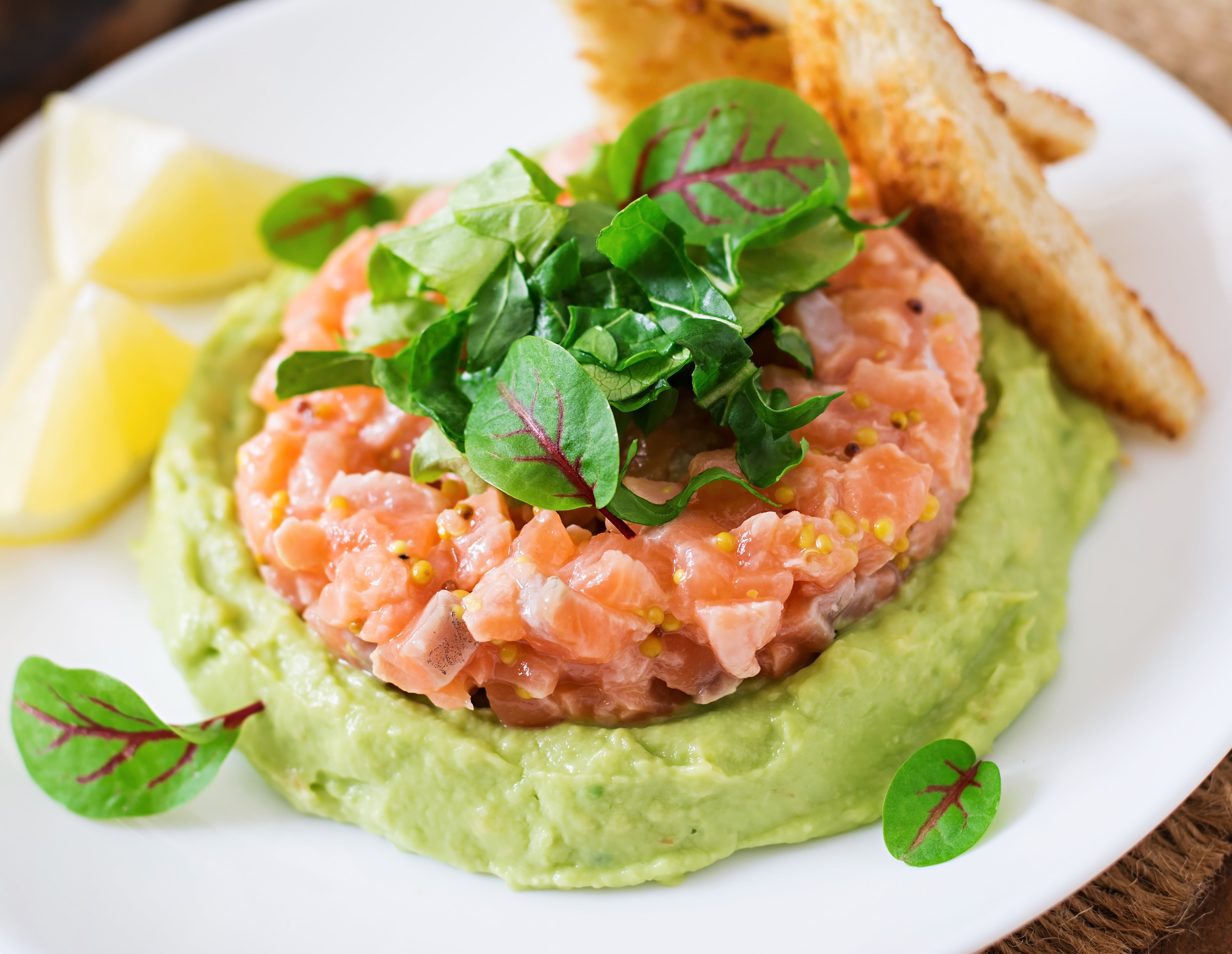 El tartar de salmón y aguacate más fácil y saludable